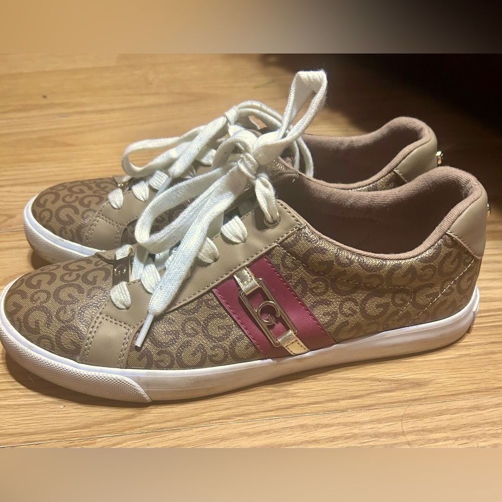 GBG LA Women's sneaker Size 9 All Over Logo white Brown & Gold w red